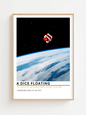 A Dice Floating Plakat - 21 x 29.7 cm (A4) - Nellastore