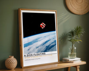 A Dice Floating Plakat - 21 x 29.7 cm (A4) - Nellastore