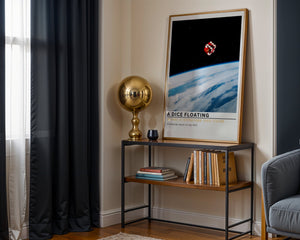 A Dice Floating Plakat - 21 x 29.7 cm (A4) - Nellastore