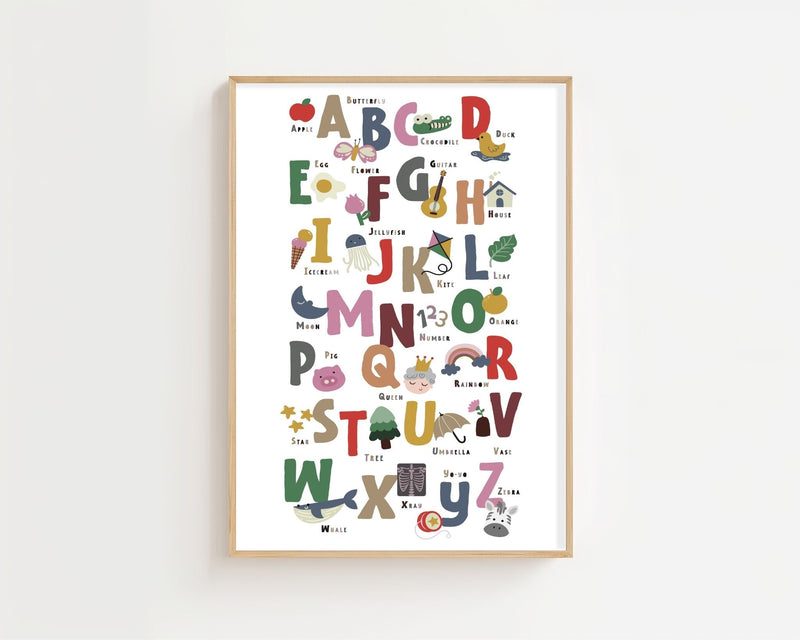 Alphabet Adventure Plakat - 21 x 29.7 cm (A4) - Nellastore