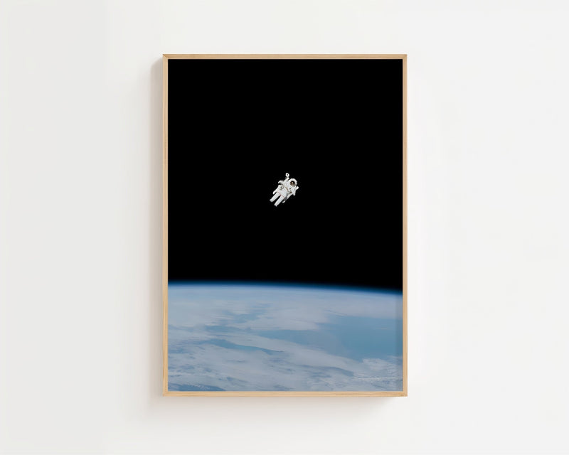 Astronaut in Orbit Plakat - 21 x 29.7 cm (A4) - Nellastore