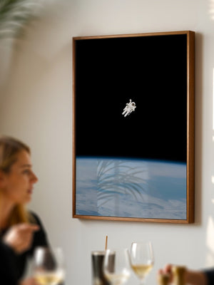 Astronaut in Orbit Plakat - 21 x 29.7 cm (A4) - Nellastore