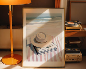 Hat And Books On The Beach Plakat - 21 x 29.7 cm (A4) - Nellastore