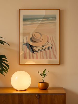 Hat And Books On The Beach Plakat - 21 x 29.7 cm (A4) - Nellastore