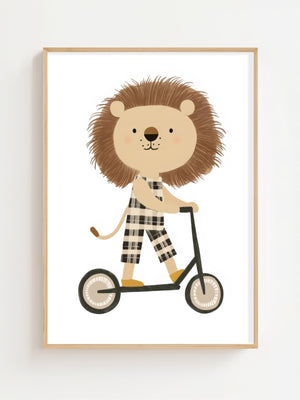 Lion On Scooter Plakat - 21 x 29.7 cm (A4) - Nellastore