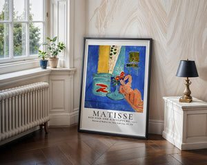 Red Fish And A Sculpture Plakat - 21 x 29.7 cm (A4) - Nellastore