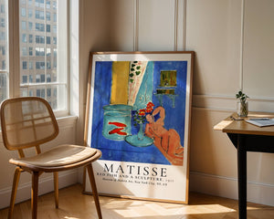 Red Fish And A Sculpture Plakat - 21 x 29.7 cm (A4) - Nellastore