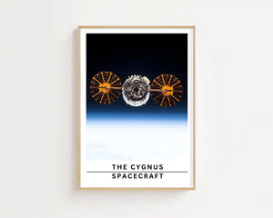 The Cygnus Spacecraft Plakat - 21 x 29.7 cm (A4) - Nellastore