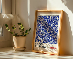 Yayoi Kusama - Dark Blue Infinity Dots Plakat - 21 x 29.7 cm - Nellastore